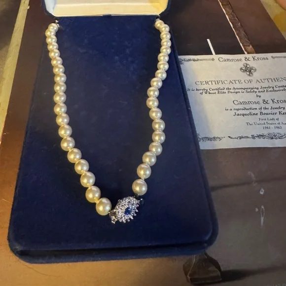 Elegant Pearl Necklace with Silver Clasp - Picture 2 of 3